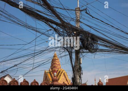 Eine chaotische, aber funktionierende Ansammlung von Strom- und Telefonleitungen in der Nähe des Royal Palace Complex, Phnom Penh, Kambodscha, Asien Stockfoto