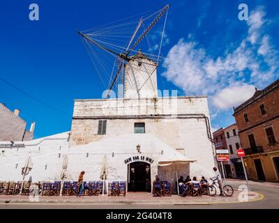 Moli des Comte, Bar in der alten Windmühle, Ciutadella, Menorca oder Menorca, Balearen, Spanien Stockfoto