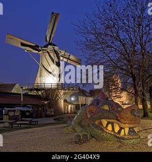 Kriemhild Mühle mit Nibelungendrachen am Abend, Xanten, Niederrhein, Deutschland, Europa Stockfoto