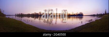 Panorama-Sonnenaufgang am Alten Rhein mit dem Naturschutzgebiet Bislicher Insel, Xanten, Deutschland, Europa Stockfoto