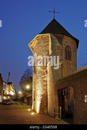 Stadtmauer mit Kriemhild-Mühle am Abend, Xanten, Nordrhein-Westfalen, Deutschland, Europa Stockfoto