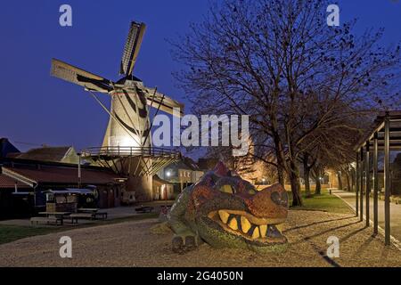 Kriemhild Mühle mit Nibelungendrachen am Abend, Xanten, Niederrhein, Deutschland, Europa Stockfoto