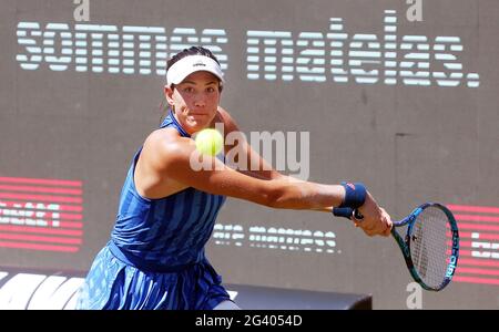 Berlin, Deutschland. Juni 2021. Tennis, WTA Tour, Singles, Viertelfinale, Muguruza (Spanien) - Cornet (Frankreich), Steffi Graf Stadion: Garbine Muguruza spielt eine Rückhand. Quelle: Wolfgang Kumm/dpa/Alamy Live News Stockfoto