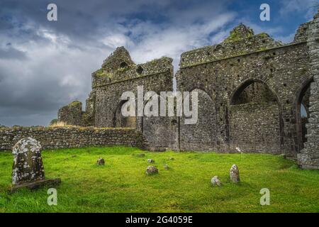 Grabsteine und Ruinen der alten verlassenen Hore Abbey Stockfoto