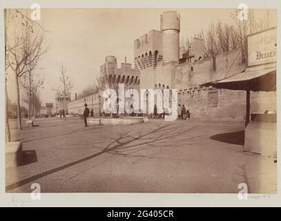 Tor in der Stadtmauer von Avignon. Teil des Reisealbums mit Bildern von Sehenswürdigkeiten in Spanien und Marokko. Stockfoto