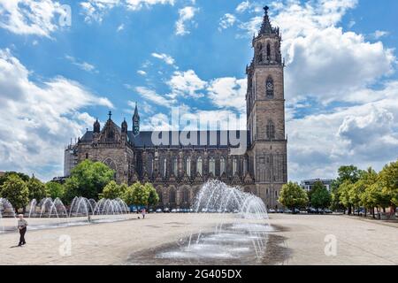 Magdeburger Dom mit Domplatz und Wasserstellen in Magdeburg, Sachsen-Anhalt, Deutschland Stockfoto