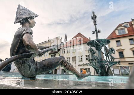 Figur am Theodulbrunnen auf dem Marktplatz von Ehingen, Donau, Kreis Alb-Donau, Baden-Württemberg, Deutschland Stockfoto