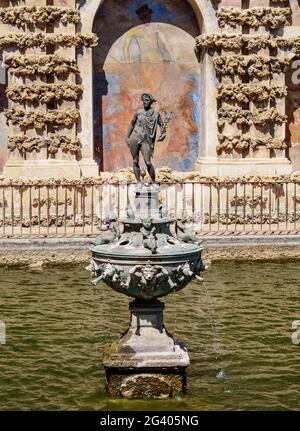 Brunnen in den Gärten von Reales Alcazares de Sevilla, Alcazar von Sevilla, UNESCO-Weltkulturerbe, Sevilla, Andalusien, Spanien Stockfoto