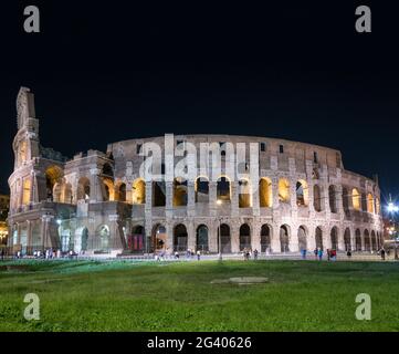Das nächtliche Kolosseum ist das touristische Zentrum von Rom. Stockfoto