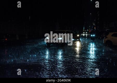 Verkehr in einer regnerischen Nacht Stockfoto