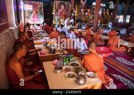 Buddhistische Mönche vom Vipassana Dhura Mandala Meditationszentrum essen in der Udong Pagode, Oudong (Udong), Kampong Speu, Kambodscha, Asien zu Mittag Stockfoto