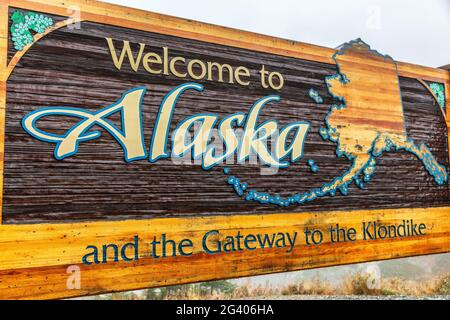 Alaska-Schild willkommen Billboad auf dem South Klondike Highway in der Nähe von Skagway. Stockfoto