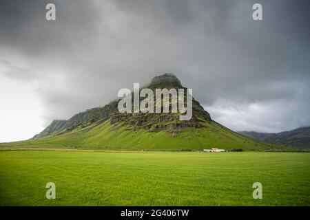 Der Drangurinn Rock, ein geheimnisvoller riesiger Felsbrocken, liegt unterhalb der EyjafjÃ¶ll Mountains Stockfoto