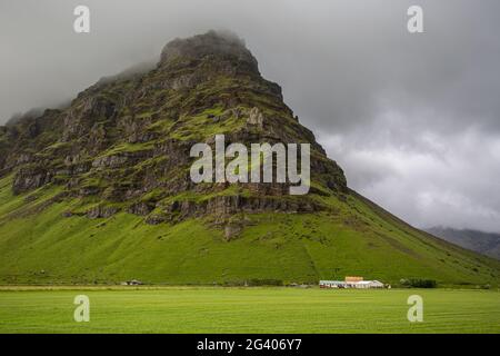 Der Drangurinn Rock, ein geheimnisvoller riesiger Felsbrocken, liegt unterhalb der EyjafjÃ¶ll Mountains Stockfoto