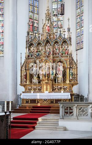 Blick auf den Altar in der Stadtpfarrkirche St. Martin, Lauingen, Bezirk Dillingen, Bayern, Donau, Deutschland Stockfoto