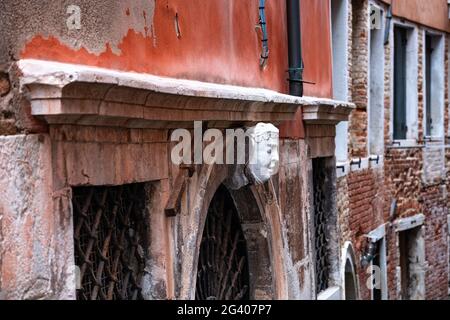 Detailaufnahme eines geschnitzten Gesichts auf einer Hausfassade in San Marco, Venedig, Venetien, Italien, Europa Stockfoto