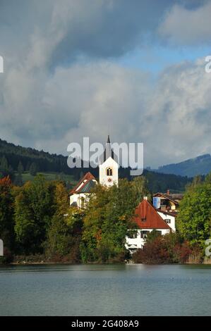 Katholische Pfarrkirche St. Walburga, Philipp und Jakobus in Weißensee Stockfoto