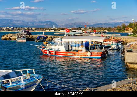 Fischerboote im Hafen von Side, Türkische Riviera, Türkei, Westasien Stockfoto