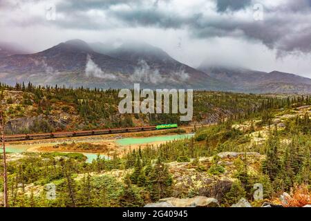 Alaska Kreuzfahrt Ausflug in Skagway - White Pass und Yukon Eisenbahn Zug - landschaftlich reizvolle Fahrt durch die Naturlandschaft. Stockfoto