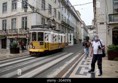 Lissabon, Portugal. Juni 2021. Am 18. Juni 2021 wird auf einer Straße im Zentrum von Lissabon, Portugal, eine Straßenbahn gesehen. Die portugiesische Regierung hat am Donnerstag beschlossen, die Verbreitung von Covid-19 in den Großraum Lissabon am Wochenende ab 3 Uhr am Freitag zu verbieten, da die Zahl der Fälle in Teilen des Landes zugenommen hat. Quelle: Pedro Fiuza/ZUMA Wire/Alamy Live News Stockfoto