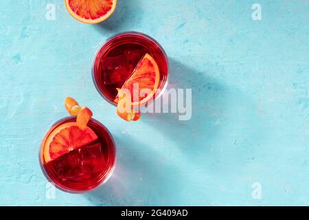 Negroni Cocktails mit Blutorangen dekoriert, Top Shot Stockfoto