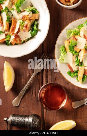 Caesar Salat mit Wein und Zitronen, Top flach Lay Shot Stockfoto