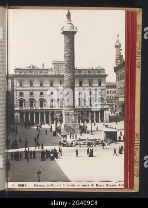 Blick auf die Piazza Colonna in Rom, mit Blick auf die Säule des Marcus Aurelius; Roma - Colonna Eretta Nel II SECOLO in Onore di Marco Aurelio Ant [(...)]. . Stockfoto