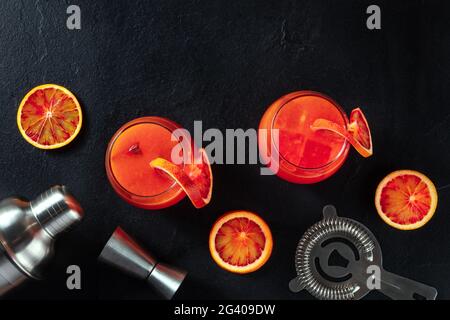 Orangefarbene Cocktails, flache Aufnahmen über dem Kopf mit Kopierfläche Stockfoto