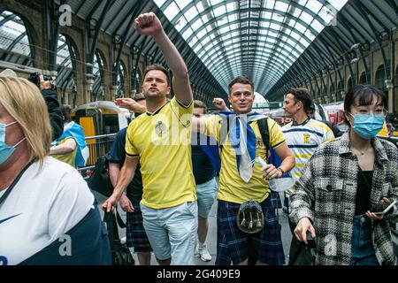 KINGS CROSS LONDON 18. JUNI 2021. Fußballfans der schottischen Tartan-Armee kommen vor dem Fußballspiel der UEFA Euro 2020 gegen England heute Abend am Bahnhof Kings Cross an, das im Wembley Stadium ausgetragen wird. Es wird erwartet, dass 20,000 schottische Fans nach London kommen werden, viele ohne Tickets, da nur ein paar tausend nach Schottland zugeteilt wurden.Credit amer ghazzal/Alamy Live News Stockfoto