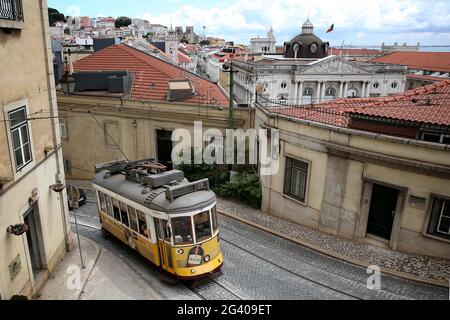 Lissabon, Portugal. Juni 2021. Am 18. Juni 2021 wird auf einer Straße im Zentrum von Lissabon, Portugal, eine Straßenbahn gesehen. Die portugiesische Regierung hat am Donnerstag beschlossen, die Verbreitung von Covid-19 in den Großraum Lissabon am Wochenende ab 3 Uhr am Freitag zu verbieten, da die Zahl der Fälle in Teilen des Landes zugenommen hat. Quelle: Pedro Fiuza/ZUMA Wire/Alamy Live News Stockfoto