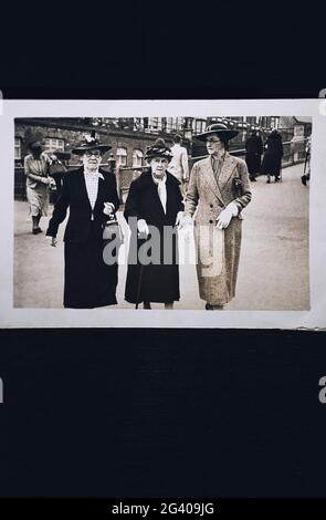Ein authentisches Vintage-Foto aus den 30er Jahren von drei Frauen, die Hüte tragen, die zusammen spazieren, Bridlington, East Yorkshire. Konzept der Nostalgie, historisch Stockfoto