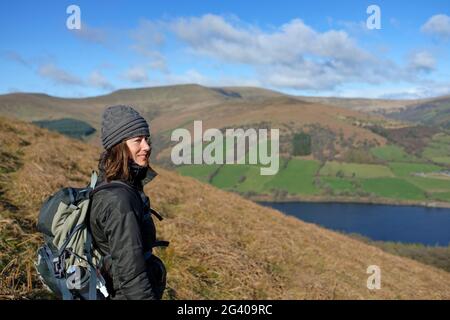 Braunhaarige Frau in den walisischen Bergen. Stockfoto