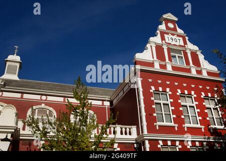 SÜDAFRIKA. WESTKAP. KAP-HALBINSEL. WEINSTRASSE. STADT STELLENBUSCH. NIEDERLÄNDISCHE ARCHITEKTUR DER STADT Stockfoto