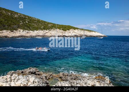 Ausflugsboot zur Blauen Höhle auf der Insel Bisevo, in der Nähe von Vis, Vis, Split-Dalmatien, Kroatien, Europa Stockfoto