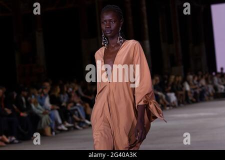 Ein Model läuft während der Ginger & Smart Show während der Afterpay Australian Fashion Week Resort 2022 Collections am 1. Juni auf der Carriageworks über den Laufsteg Stockfoto