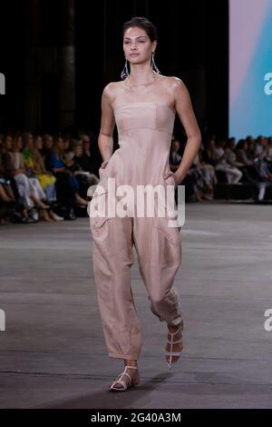 Ein Model läuft während der Ginger & Smart Show während der Afterpay Australian Fashion Week Resort 2022 Collections am 1. Juni auf der Carriageworks über den Laufsteg Stockfoto