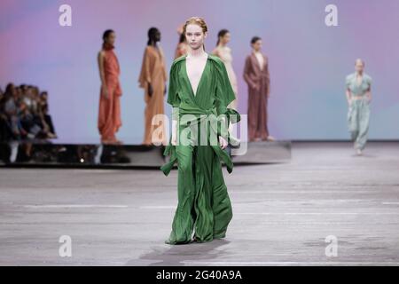 Ein Model läuft während der Ginger & Smart Show während der Afterpay Australian Fashion Week Resort 2022 Collections am 1. Juni auf der Carriageworks über den Laufsteg Stockfoto