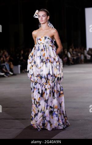 Lily Blucher läuft während der Ginger & Smart Show während der Afterpay Australian Fashion Week Resort 2022 Collections bei Carriageworks auf J Stockfoto