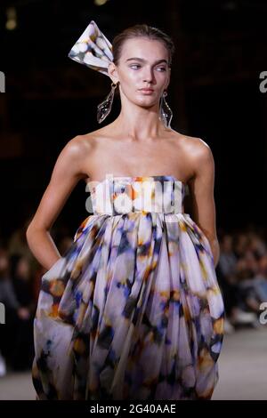 Lily Blucher läuft während der Ginger & Smart Show während der Afterpay Australian Fashion Week Resort 2022 Collections bei Carriageworks auf J Stockfoto