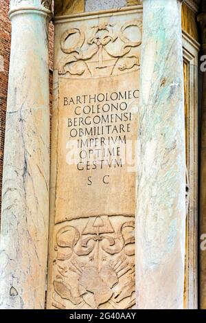 Die Inschrift auf dem Sockel der Reiterstatue von Bartolomeo Colleoni, Castello, Venedig.Italien. Stockfoto