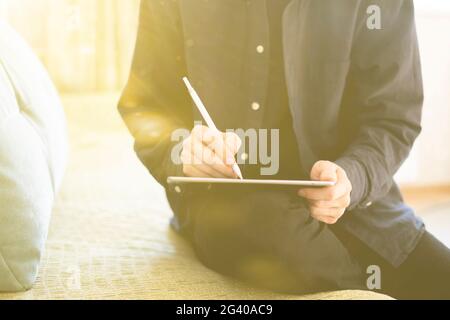 Digitaler Designer, der die Illustration mit dem Stift auf dem Tablet macht Stockfoto