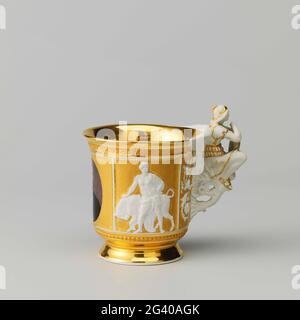 Tasse mit Porträts von Philips, Graf von Flandern und Maria van Hohenzollern-Sigmaringen. Der Kopf ist bunt bemalt mit den Porträts von Philips, dem Grafen von Flandern und seiner Frau Maria von Hohenzollern-Sigmaringen. Zusätzlich zu den Porträts auf den Köpfen in Keksrelief Hercules (?) Mit dem Löwen und Europa (?) Mit dem Stier. Die Ohren in Form einer geflügelten Figur in Keks, die ein glasiertes Wappen auf dem Schuss mit gekrönten Bündnisarmen des Paares und der sinnvollen Nichte ohne Gott hält. Der Kopf ist vergoldet, mit einem eingeschriebenen Vermiculé (?) - Muster. Unterschrift: Zepter w Stockfoto