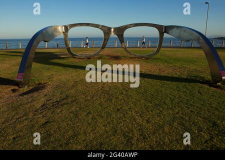 SÜDAFRIKA. WESTKAP. KAPSTADT. MOUILLE POINT. GLÄSER IN FORM VON KUNSTWERKEN Stockfoto