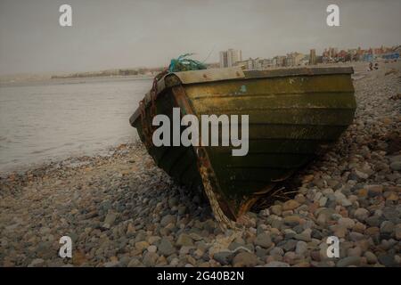 Verlassene Ruderboot am Strand in Morecombe, Lancashire Stockfoto