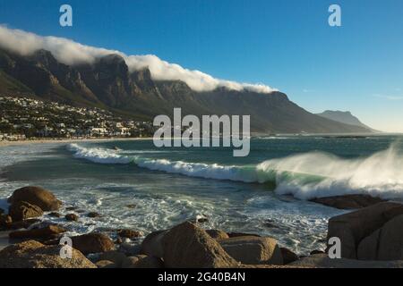 SÜDAFRIKA. WESTKAP. KAP-HALBINSEL. CAMPS BAY BADEORT VOR DEM ATLANTISCHEN OZEAN, AM FUSSE DES BERGES TWELVE APOSTLES Stockfoto