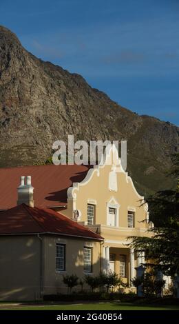 SÜDAFRIKA. WESTKAP. KAP-HALBINSEL. WEINSTRASSE. FRANSCHOEK WEINBERGE REGION. NIEDERLÄNDISCHES ARCHITEKTURHAUS Stockfoto