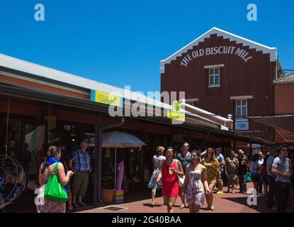 SÜDAFRIKA. WESTKAP. KAPSTADT. BIO-MARKT IN WOODSTOCK, EINEM DER HIPSTER-VIERTEL VON CAPE TOWN. DORT FINDET SICH AM SONNTAGMORGEN DIE GANZE STADT Stockfoto