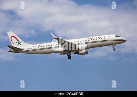 Barcelona, Spanien - 27. März 2021: Royal Air Maroc Embraer ERJ-190 nähert sich dem Flughafen El Prat in Barcelona, Spanien. Stockfoto