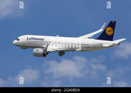 Barcelona, Spanien - 16. Mai 2021: Lufthansa Airbus A320neo geht nach dem Start vom Flughafen El Prat in Barcelona, Spanien, aus. Stockfoto