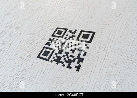 qr-Code auf die Wandoberfläche gedruckt, Scan für Zahlung Stockfoto